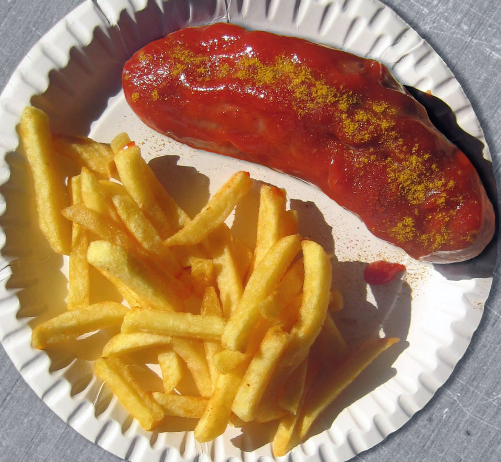 1200px-Currywurst_&_Pommes_frites